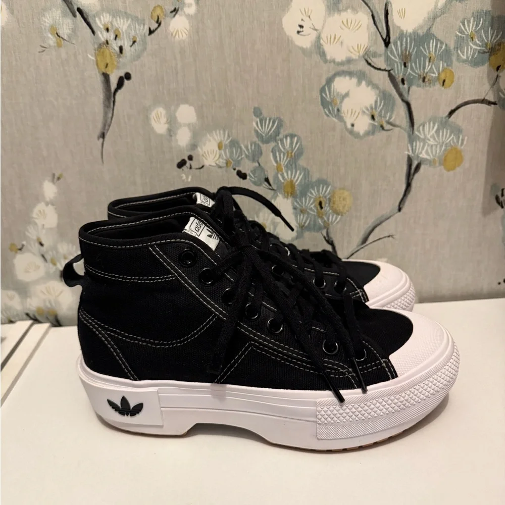 Adidas Classic Black and White Low-Tops - Picture 2 of 8